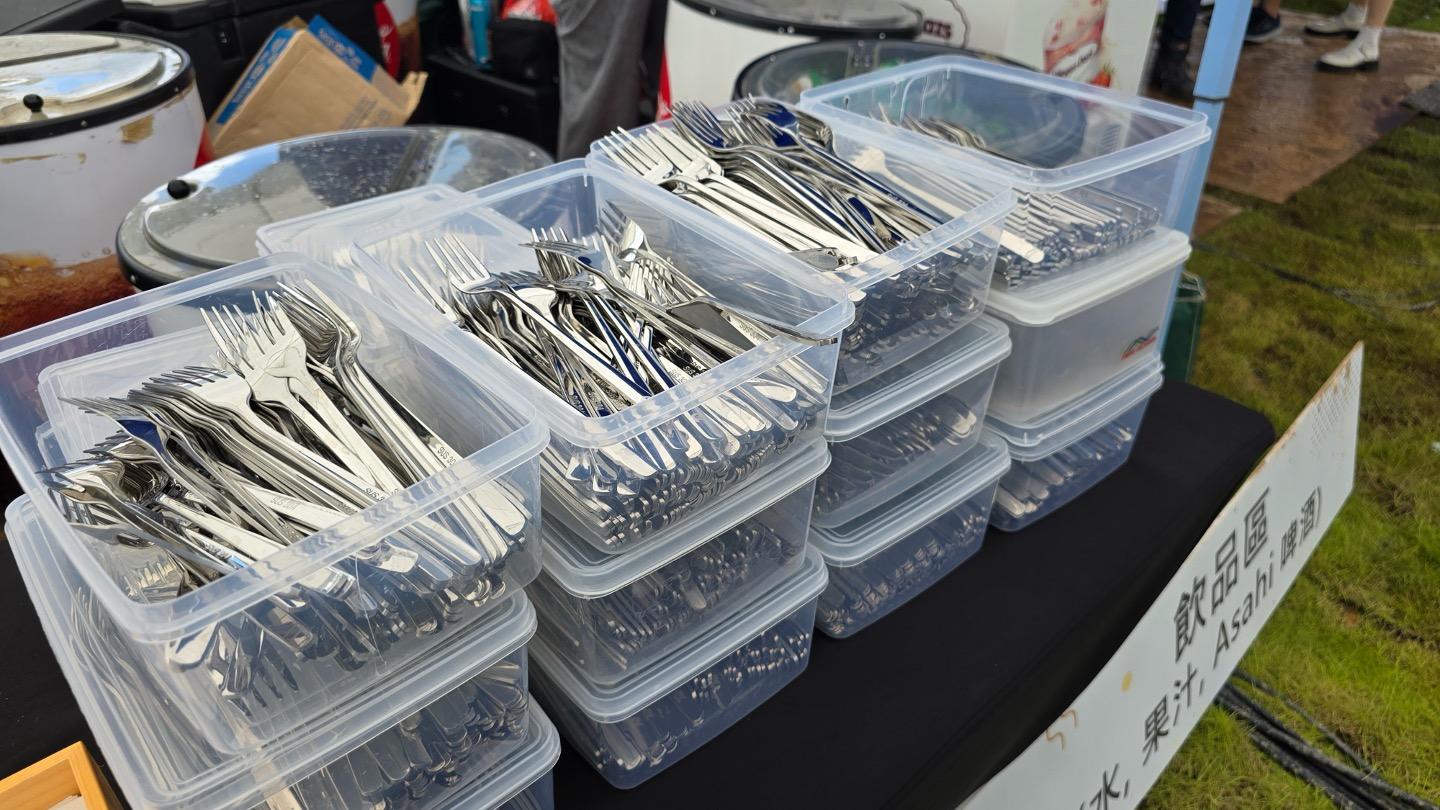 ReCube reusable sppons and forks in use at an event - 活動重用餐具租借服務